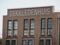 833681 Afbeelding van de tekst 'DEKKLEDENHUIS' boven op de voorgevel van het pand Muntkade 8-9 te Utrecht.N.B. In dit ...